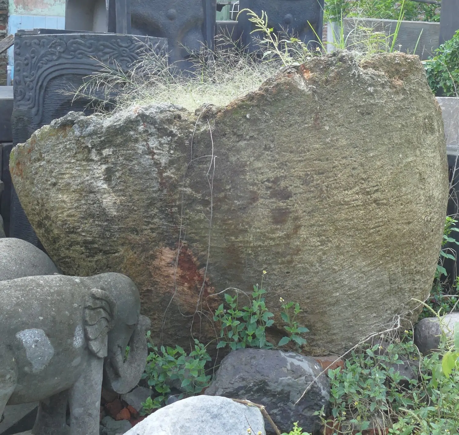  Product image 3 of the product “The Iceland Pot is made of limestone, it comes from coast of Indonesia. It is about 140cm height and 51cm depth. ”